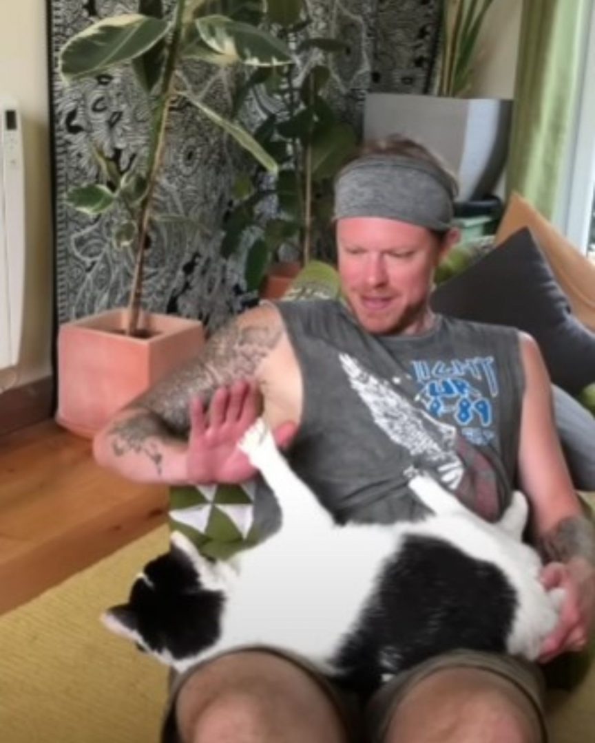 Ein Mann spielt mit seiner Katze