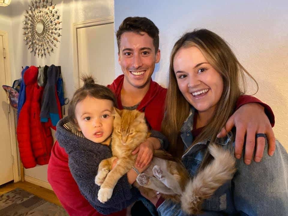 Glueckliche Familie mit Katze