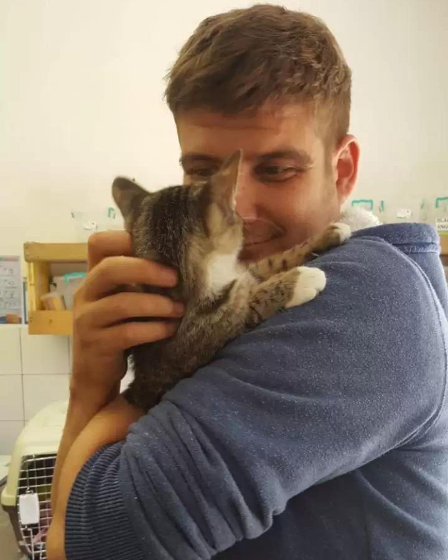 Mann mit einer Katze