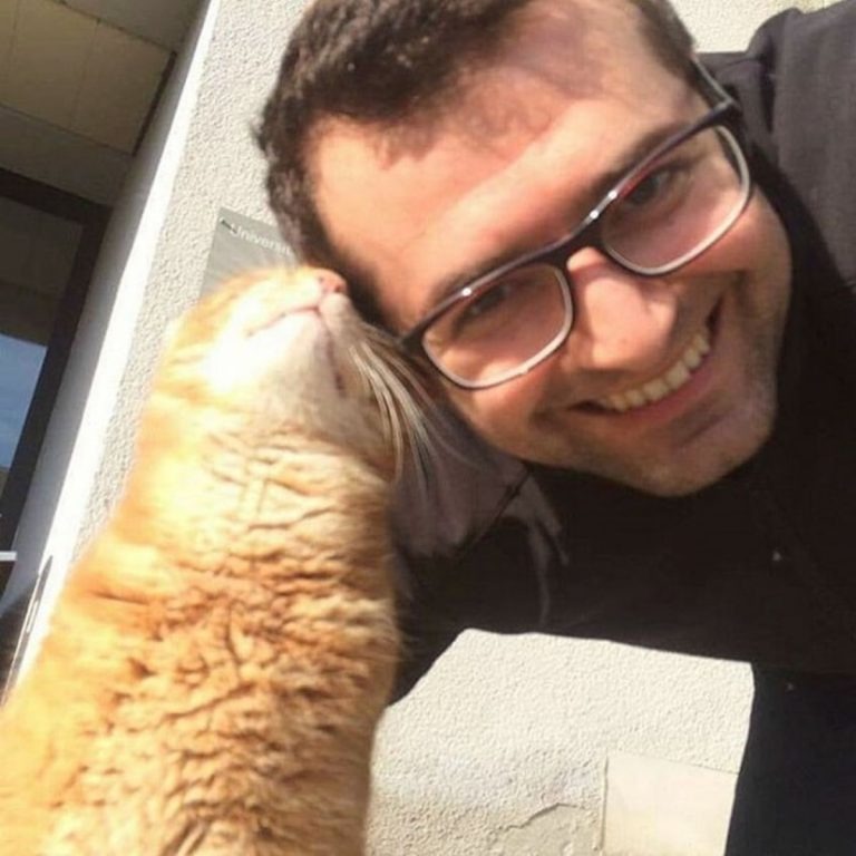 Mann macht ein Foto mit der Katze