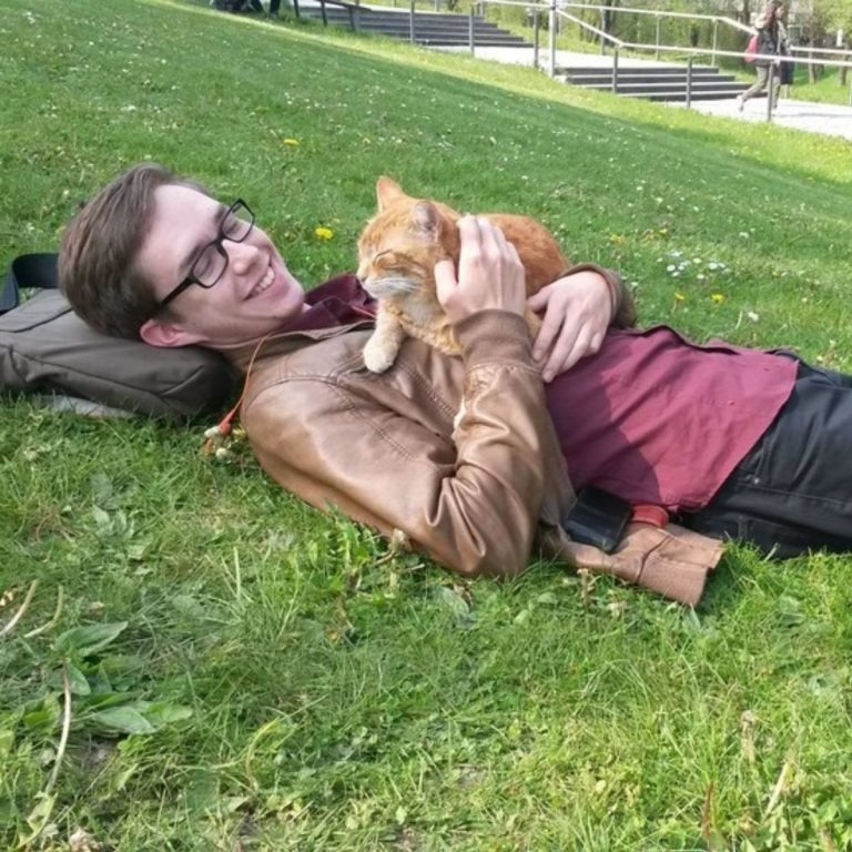 Student kuschelt mit einer Katze