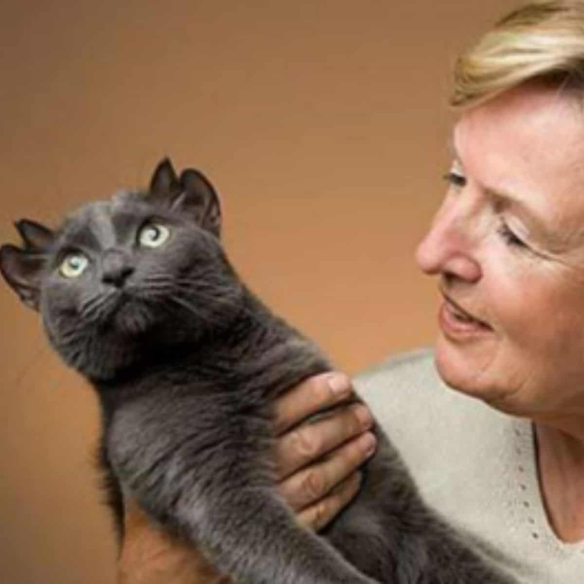 Frau mit ihrer Katze